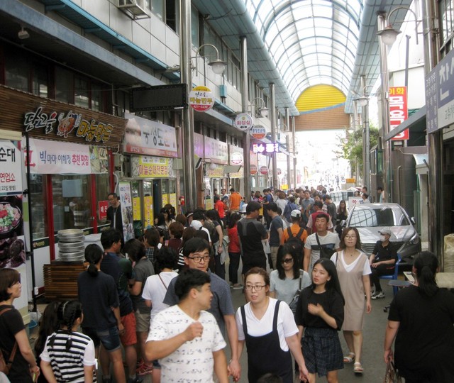 ▲ 단양구경시장을 찾은 관광객 모습.ⓒ단양군