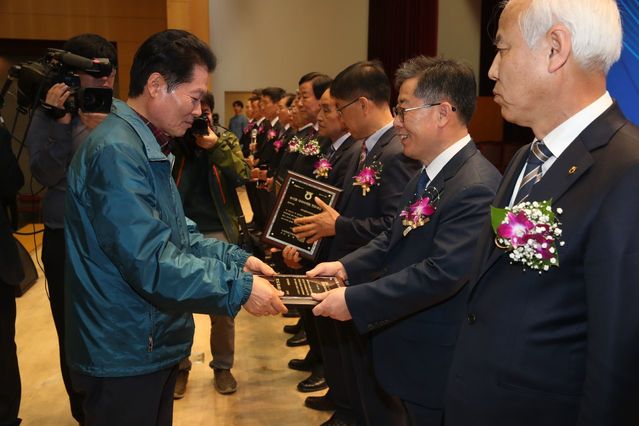 ▲ 경북농협은 지난 1일 중앙본부 정례조회에서 대외마케팅사업 추진에 따른 공로를 인정받아 최우수상을 수상했다.ⓒ경북농협