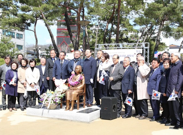 ▲ 한규호 군수, 변기섭 군의장, 원재성 건립추진위원장 등이 평화의 소녀상 제막식을 마치고 기념촬영을 하고 있다.ⓒ횡성군