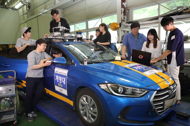 ▲ 계명대 학생들이 자율주행자동차 시험운행 전 점검을 하고 있다. 사진은 지난 2017년 현대자동차그룹 제13회 미래자동차기술공모전 우승 장면.ⓒ계명대