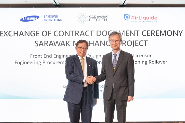 ▲ 아방 압둘 라만 조하리 사라왁州 주지사(좌)와 최성안 삼성엔지니어링 사장이 계약식에서 기념촬영을 하고 있다. ⓒ삼성엔지니어링