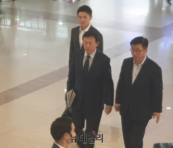 ▲ 신동빈 롯데 회장이 지난해 10월 23일 일본으로 출국하기 위해 김포공항에 도착했다. ⓒ뉴데일리