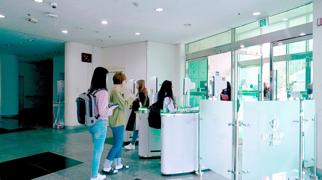 ▲ 대구대가 기숙사인 비호생활관에 인공지능 기술을 기반으로 한 얼굴 인식 시스템을 도입했다.(사진은 학생들이 기숙사에 설치된 얼굴 인식 시스템으로 출입하고 있는 모습)ⓒ대구대