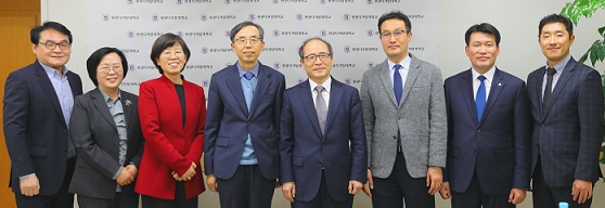 ▲ 지난달 28일 서울 영등포구 원광디지털대학교에서 열린 업무협약식에서 원디대, MG신용정보 관계자 등이 기념촬영을 하고 있다. ⓒ원디대