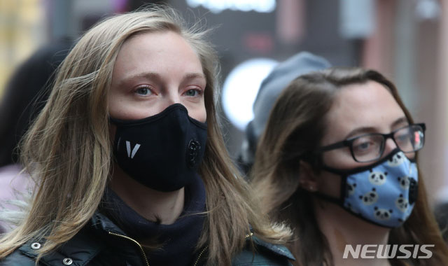▲ 지난 1월 명동 거리를 걷는 외국인 관광객. 외국인들도 이제 한국 공기가 나쁘다는 사실을 안다. ⓒ뉴시스. 무단전재 및 재배포 금지.