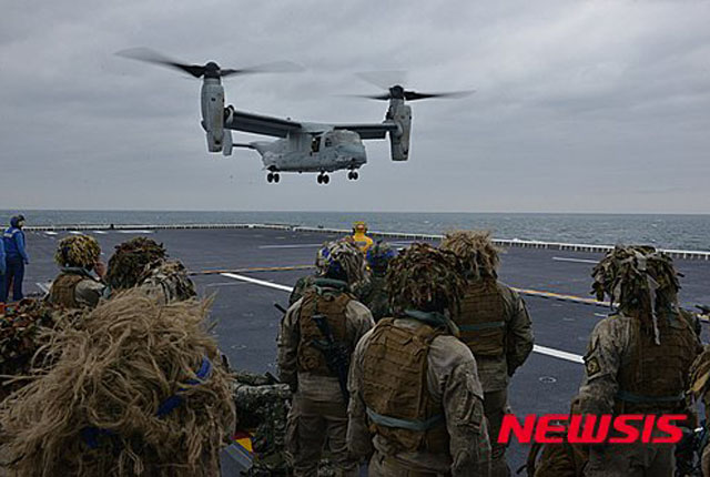 ▲ 2016년 3월 쌍용훈련 당시 한국 해군 독도함에 착륙하는 미 해병항공단 MV-22 오스프리. 앞의 군인들은 뉴질랜드 육군이다. ⓒ뉴시스. 무단전재 및 재배포 금지.