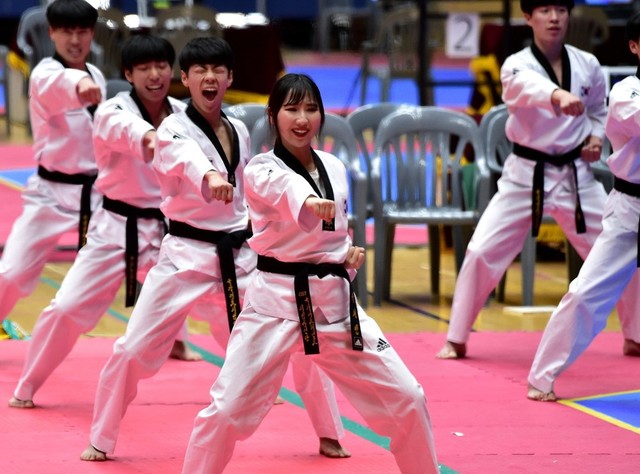 ▲ 2일 제천 세명대체육관에서 열린 태권도 종별 선수권대회 개막식에서 제천출신 리우올림픽 태권도 금메달리스트 김소희 선수가 가장 앞줄에서 시범공연팀과 함께 태권도 시범을 보이고 있다.ⓒ제천시 제공