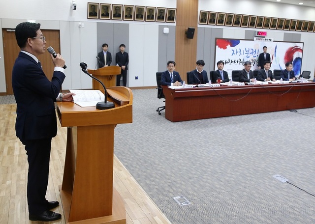 ▲ 양승조 충남도지사가 2일 도의회와 함께 ‘노후석탄화력조기 폐쇄를 위한 정책토론회’를 가졌다.ⓒ충남도