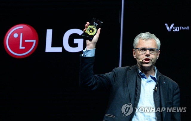▲ 지난 2월 스페인 바르셀로나에서 소개된 LG전자의 'LG V50 ThinQ'. ⓒ연합뉴스