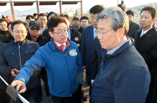 ▲ 이철우 지사(왼쪽)와 곽용환 고령군수는 2일 오후 고령군과 달성군 간 상생발전, 낙동강관광활성화와 문화교류증대를 위해 강정고령보를 방문해 지금까지 차량 통행 추진현황에 대한 설명을 들었다.ⓒ경북도