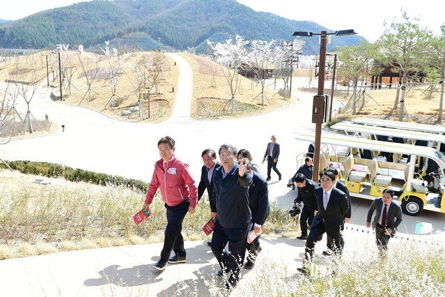 ▲ 이철우 경북도지사가 2일 경상북도 3대문화권 선도사업으로 추진해 지난해 12월 준공된 대가야생활촌을 찾아 사업 전반에 대한 설명을 듣고 주요시설을 돌아봤다.ⓒ고령군