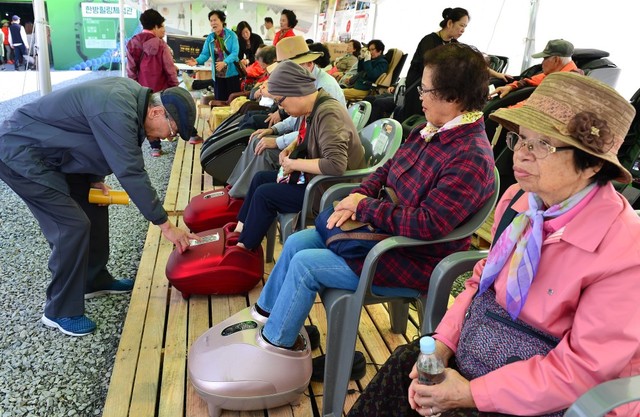 ▲ 지난해 제천한방바이오박람회를 찾은 관람객들이 발마사지 체험을 하고 있다.ⓒ제천시