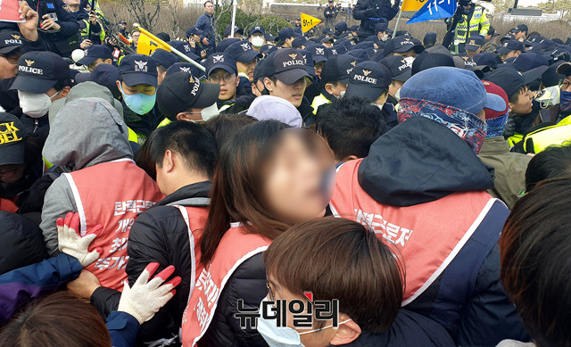 ▲ 3일 오전 국회 앞에서 열린 불법집회에서 민노총 조합원들과 경찰이충돌하고 있다. ⓒ오승영 기자