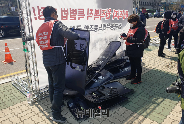▲ 3일 오전 국회 앞에서 불법집회에 참가한 민노총 조합원들이 경찰에게서 빼앗은 방패를 쌓아둔 모습. ⓒ오승영 기자