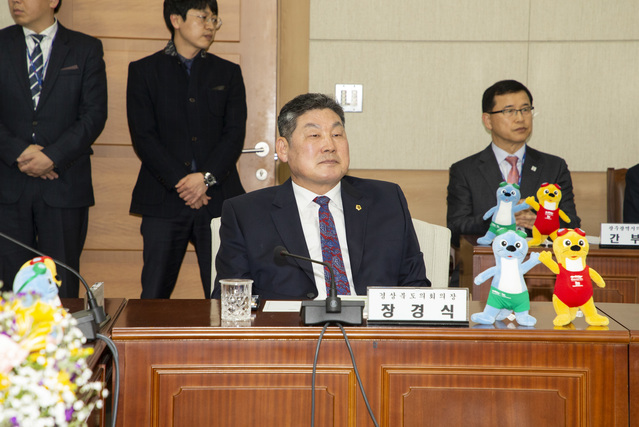 ▲ 장경식 경북도의회 의장이 10일 오후 서울 총리공관에서 열리는 국무총리 간담회에 참석해 포항지진 특별법 제정을 촉구한다.ⓒ경북도의회