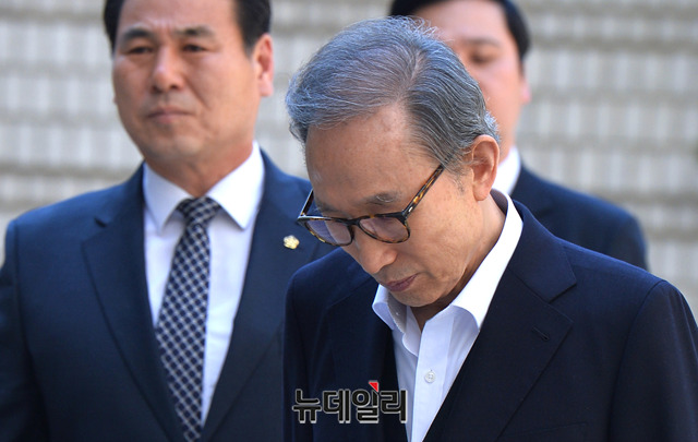 ▲ 이명박 전 대통령이 3일 서울고등법원에서 열린 항소심 공판에 출석하고 있다. 뉴데일리 박성원 기자