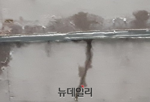▲ 세종시와 LH가 감독한 오롯지하차도 천정의 갈라진 곳에서 물이 새어 나오고 있다.ⓒ김동식 기자
