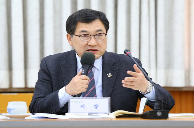 ▲ 읍면동장회의에서 주낙영  경주시장이 현장행정의 중요성을 강조하고 있다.ⓒ경주시