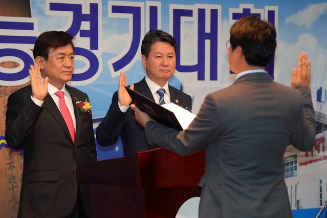 ▲ 2019충북기능경기대회에서 김병우 교육감(왼쪽)과 한창섭 충북도행정부지사가 참가 선수로부터 선서를 받고 있다.ⓒ충북도