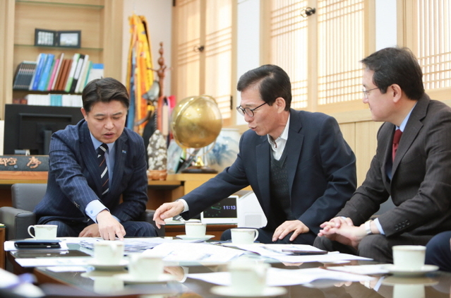 ▲ 행안부 이상권(가운데)재난복구정책관과 이희진 영덕군수의 간담회 장면.ⓒ영덕군