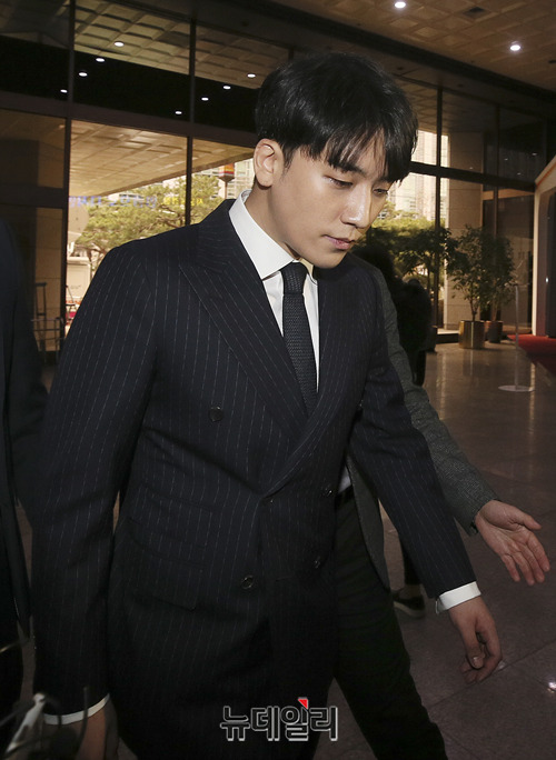 ▲ 성접대 의혹 등을 받고 있는 가수 승리가 지난달 14일 오후 서울 종로구 서울지방경찰청에 조사를 받기 위해 출석하고 있다. ⓒ박성원 기자