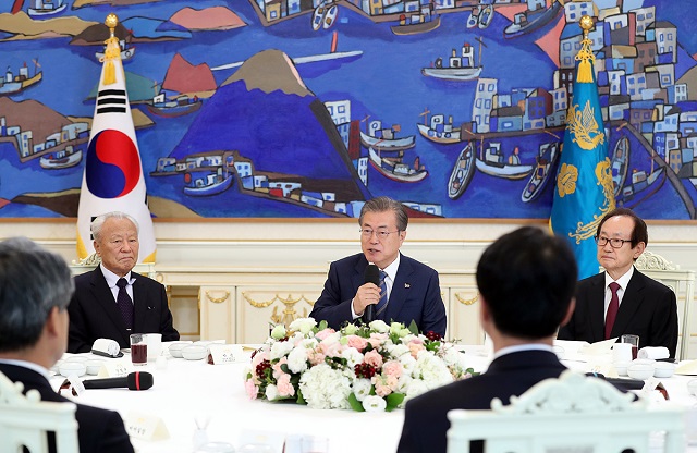 ▲ 문재인 대통령은 3일 경제계 원로들을 청와대로 초청해 오찬 간담회를 갖고 우리 경제 현안을 논의했다. 간담회에는 강철규 전 공정거래위원장, 김중수 전 한국은행 총재, 박봉흠 전 기획예산처 장관, 박승 전 한국은행 총재, 전윤철 전 감사원장, 정운찬 전 국무총리(가나다순)가 참석했다.ⓒ청와대