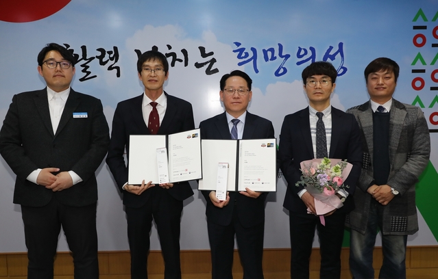 ▲ 의성군의 ‘의성 眞’과 ‘의성장날’이 대한민국 최고의 브랜드 시상인 2019년 국가브랜드 대상에서 대상을 수상했다.ⓒ의성군