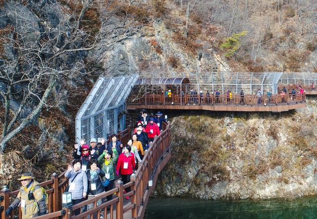 ▲ 단양강 잔도길을 걷고 있는 관광객들 모습.ⓒ단양군