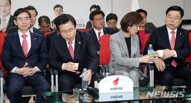 ▲ 황교안 자유한국당 대표와 나경원 원내대표가 3일 오후 서울 영등포구 자유한국당 당사에서 4.3보궐선거 개표방송을 보며 물을 마시고 있는 모습.ⓒ뉴시스