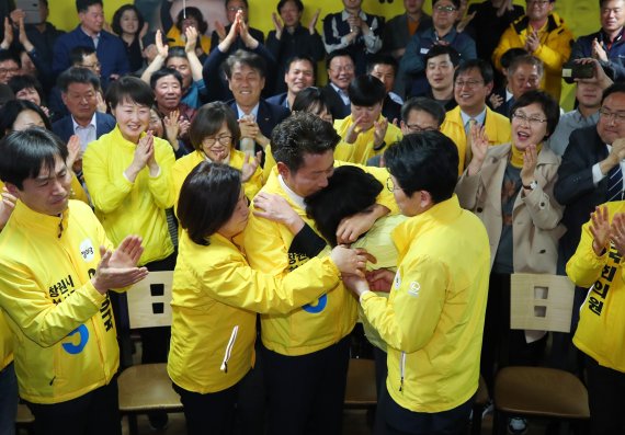▲ 4·3 국회의원 보궐선거 창원성산에 출마한 정의당 여영국 후보와 이정미 대표, 윤소하 원내대표, 심상정 의원이 창원시 선거사무실에서 당선 결정되자 환호하고 있다. 연합뉴스