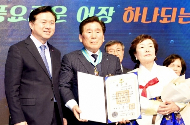 ▲ 임학진(가운데) 포항수산업협동조합장이 지난 1일 강원도 동해시에서 열린 '제8회 수산인의 날 행사'에서 수산발전분야 은탑산업훈장을 수상 했다.ⓒ포항수협
