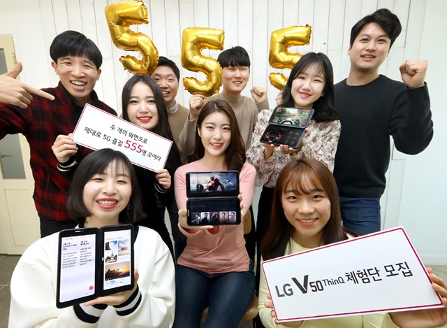 ▲ LG전자 모델이 LG 듀얼 스크린의 활용방법을 소개하는 모습. ⓒLG전자