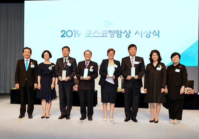 ▲ 왼쪽부터 정세균 국회의원(전 국회의장), 천정희 서울대 교수 부부, 이흥훈 여명학교 교장, 클라우디아 터너(Claudia Turner) 앙코르 어린이병원 CEO,임태원 현대자동차 미래혁신기술센터장 부부, 김선욱 포스코청암재단 이사장.ⓒ포스코청암재단