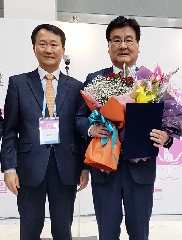 ▲ 최명서 영월군수(오른쪽)가‘힐링페어 2019’에서 힐링공로상을 받은 뒤 관계자와 기념촬영을 하고 있다.ⓒ영월군