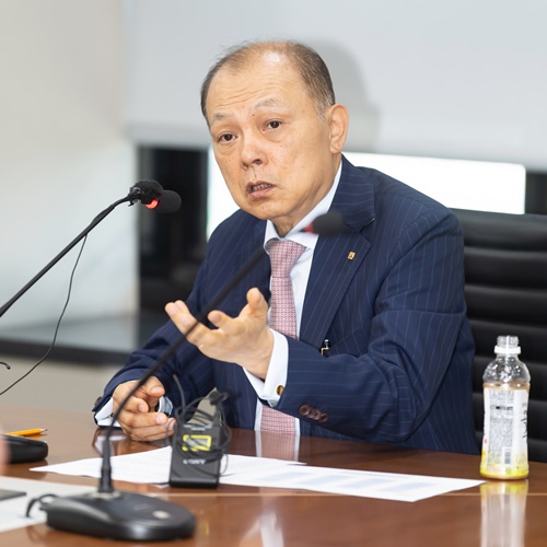 ▲ 임용택 전북은행장이 4일 본점에서 열린 기자간담회에서 질의응답을 하고 있다. ⓒ전북은행