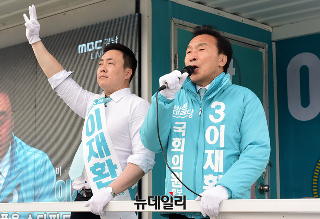 ▲ 손학규 바른미래당 대표와 이재환 후보가 30일 오후 경남 창원시 창원축구센터를 찾아 경기장을 찾은 시민들에게 지지를 호소하고 있다. ⓒ박성원 기자