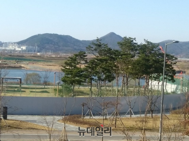 ▲ 4일 오후 세종시청 뒤편 금강 주변이 한가로운 가운데 비교적 맑은 하늘을 연출하고 있다.ⓒ김동식 기자