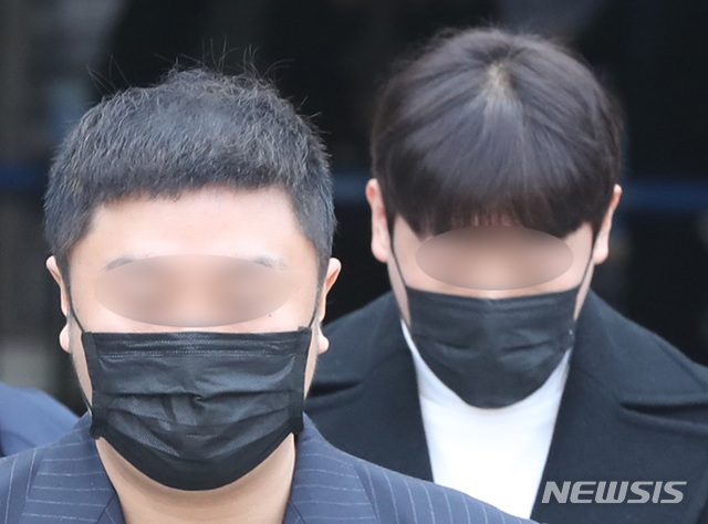 ▲ 아오리 라멘 점주 김모(왼쪽) 씨와 장모 버닝썬 이사가 영장실질심사를 마치고 지난달 21일 오후 서울 서초구 서울중앙지법을 나서고 있다. ⓒ뉴시스