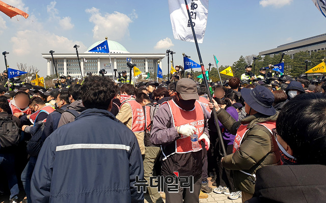▲ 지난 3일 국회 앞에서 민주노총 조합원들이 경찰을 향해 돌진하고 있다. ⓒ오승영 기자.
