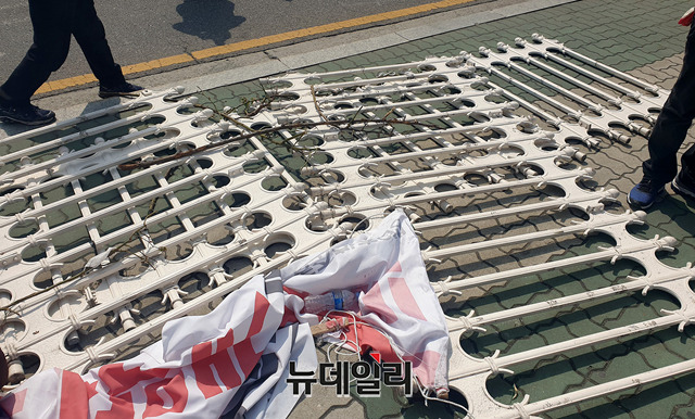 ▲ 지난 3일 민노총 조합원들의 폭력시위로 인해 국회 철제 담이 파손돼 도보에 방치된 모습.ⓒ오승영 기자.