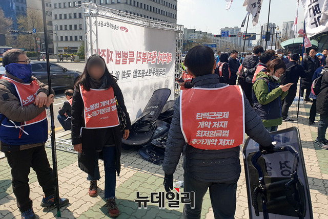 ▲ 지난 3일 민노총 조합원들이 경찰에게서 빼앗은 방패를 쌓아두고 있는 모습. ⓒ오승영 기자.