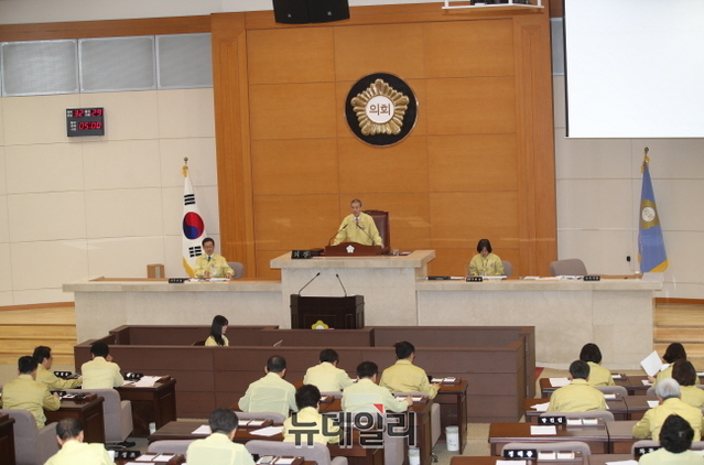 ▲ 서재원 포항시위회위장이 제260회 임시회 제1차 본회의 개회를 선언하고 있다.ⓒ뉴데일리