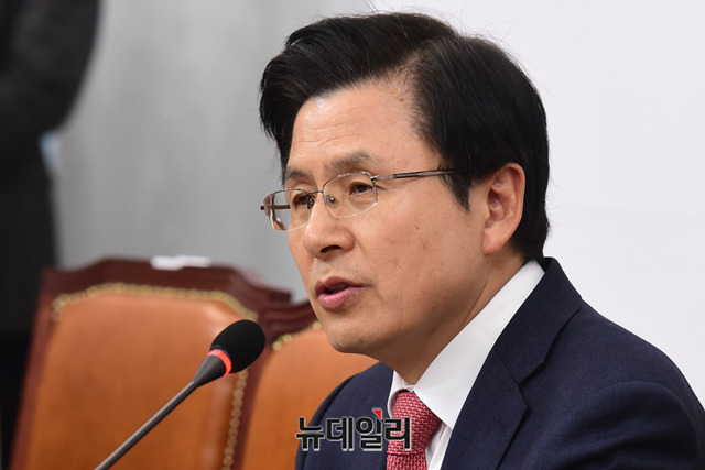 ▲ 황교안 자유한국당 대표가 4일 오후 국회에서 기자간담회를 열어 보궐선거 소회를 밝히고 있다.ⓒ박성원 기자