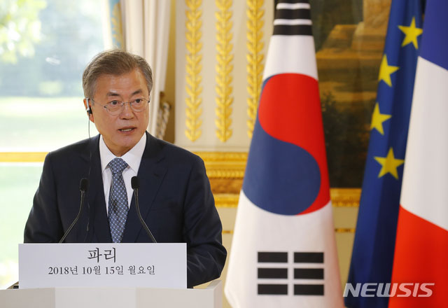 ▲ 문재인 대통령은 국제사회 어디를 가든 남북관계 이야기를 한다. 사진은 지난해 10월 프랑스 파리를 방문했을 때 모습. ⓒ뉴시스. 무단전재 및 재배포 금지.