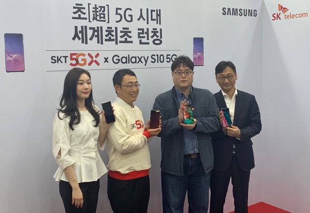 ▲ SK텔레콤은 5일 T월드 강남직영점에서 고객 30명을 초청해 '갤럭시S10 5G' 개통행사를 가졌다. (왼쪽부터) 김연아 전 선수, 유영상 SK텔레콤 MNO사업부장, 현장 1호 개통 고객 이유건 씨, 윤남호 삼성전자 한국총괄 IM영업 1그룹장이 기념촬영을 하는 모습. ⓒ연찬모 기자