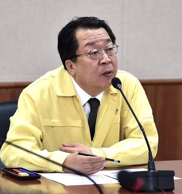 ▲ 5일 이상천 시장이 정책회의실에서 봄철 산불 예방을 위한 특별대책을 주문하고 있다.ⓒ제천시