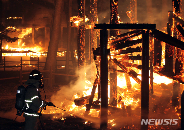 ▲ 5일 전날 강원 옥계면에서 발생한 산불이 밤새 강풍을 타고 인근지역으로 확산되고 있는 가운데 동해 오토캠핑장에서 한 소방대원이 펜션을 태우는 불과 사투를 벌이고 있다. ⓒ뉴시스