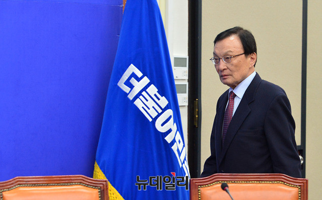 ▲ 이해찬 더불어민주당 대표가 15일 국회에서 열린 최고위원회의에 입장하고 있다. 박성원 기자