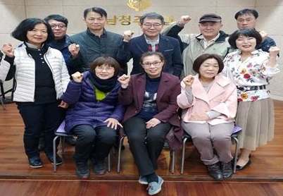 ▲ 남청주신협 시문학회원들이 도민백일장에 참여해 장원 등을 받은 뒤 신협에서 기념촬영을 했다.ⓒ남청주신협