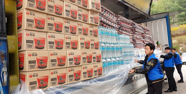 ▲ 청주대학교 사회봉사센터가 5일 강원도 산불 피해지역 주민들의 아픔을 함께 하기 위해 2500만원 상당의 긴급 구호물품을 전달했다.ⓒ청주대